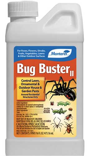 Cận cảnh hình ảnh thẳng đứng của một chai nhựa Monterey Bug Buster II bị cô lập trên nền trắng.