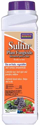 Zbliżenie pionowy obraz opakowania Bonide Sulfur Plant Fungicide odizolowany na białym tle.