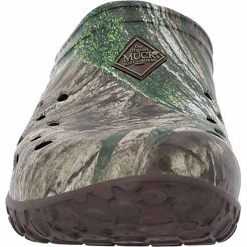 A close up of a Men's Mossy Oak Country DNA Muckster Lite Clog isolated on a white background.