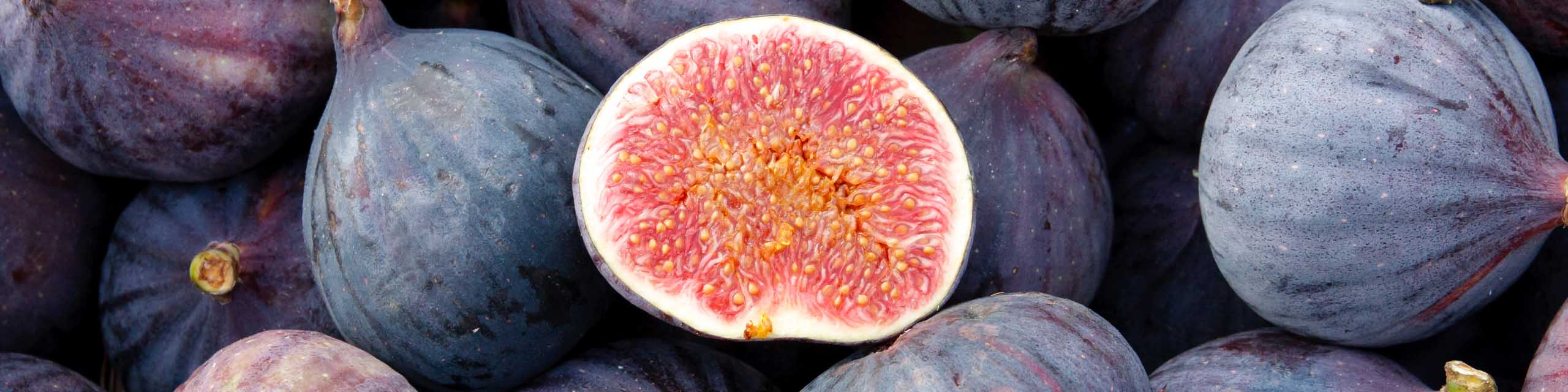 A pile of purple colored fig fruit.